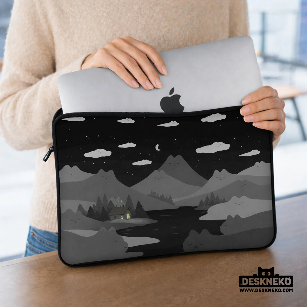Black cat mountains laptop sleeve & bag