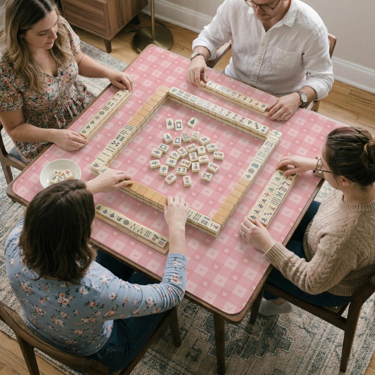 Pink checkered mahjong mat with small hearts and flowers.