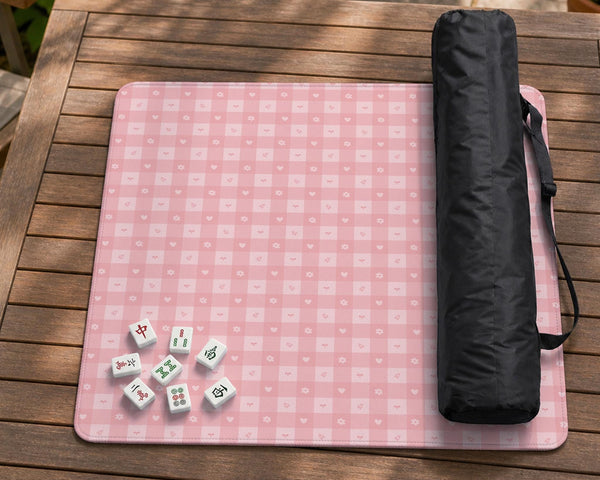 Pink checkered mahjong mat with small hearts and flowers.