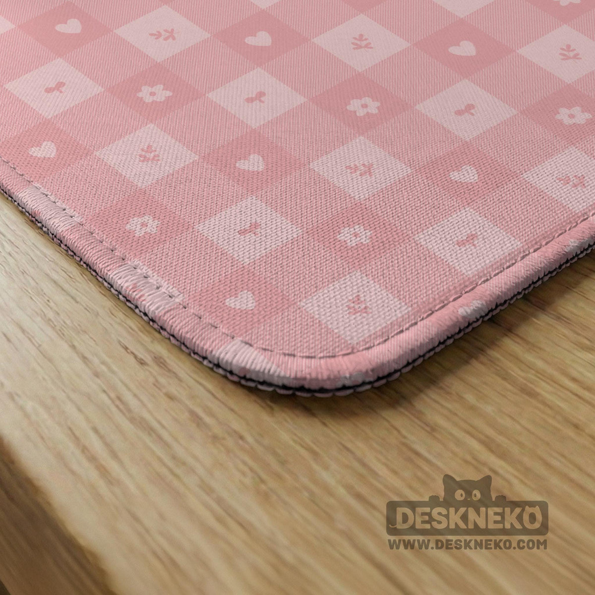 Pink checkered mahjong mat with small hearts and flowers.