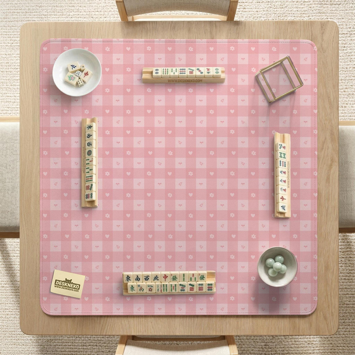 Pink checkered mahjong mat with small hearts and flowers.