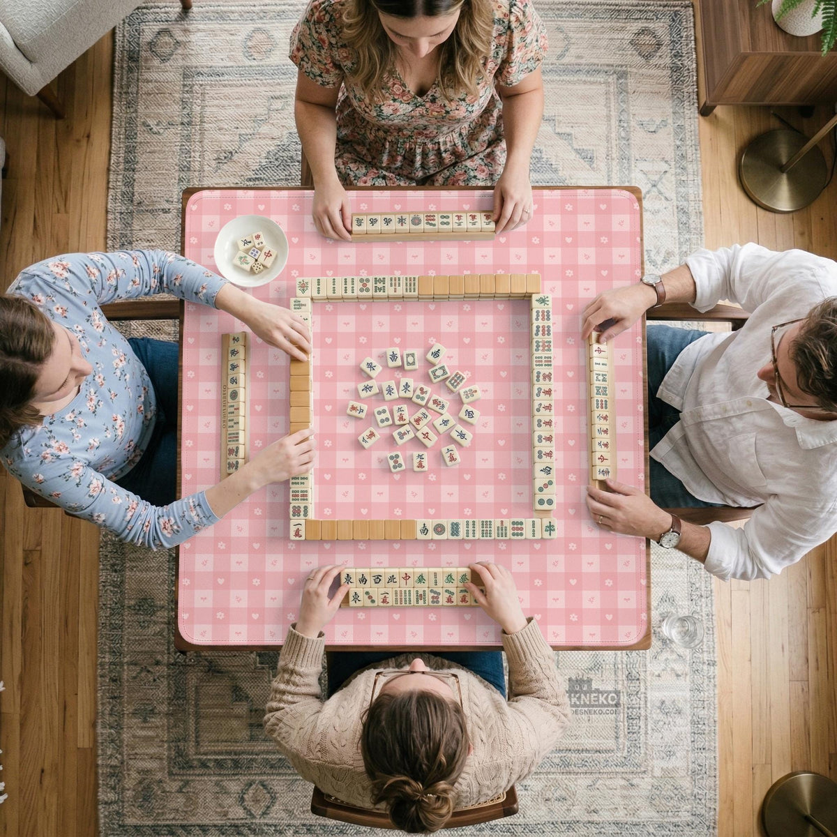 Pink checkered mahjong mat with small hearts and flowers.