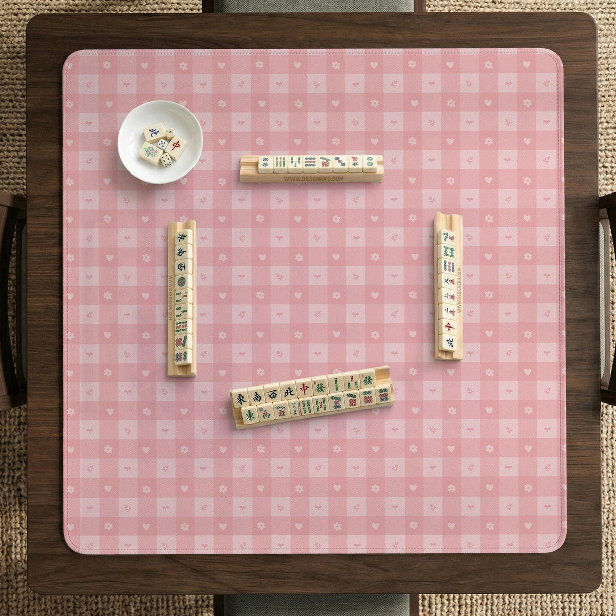 Pink checkered mahjong mat with small hearts and flowers.
